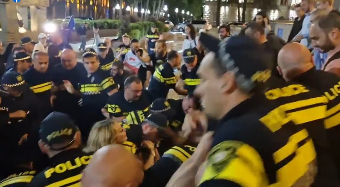 პარლამენტთან კიდევ რამდენიმე ადამიანი დააკავეს