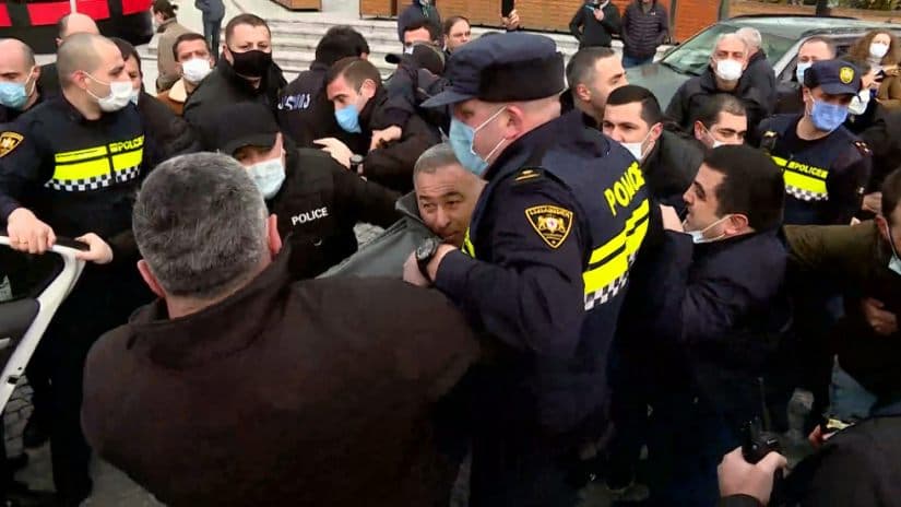 ბათუმში, სასტუმრო “ჰილტონთან“ “ნაციონალური მოძრაობის“ წევრები დააკავეს