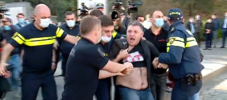 გმირთა მემორიალთან დაპირისპირებისას სავარაუდოდ, ერთი ადამიანი დააკავეს