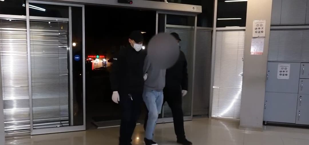 ჯგუფურად ჩადენილი ძალადობის ბრალდებით 3 პირი დააკავეს