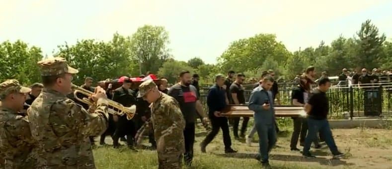 უკრაინაში დაღუპული ჯონი ოდიშვილი მშობლიურ სოფელში სამხედრო პატივით დაკრძალეს