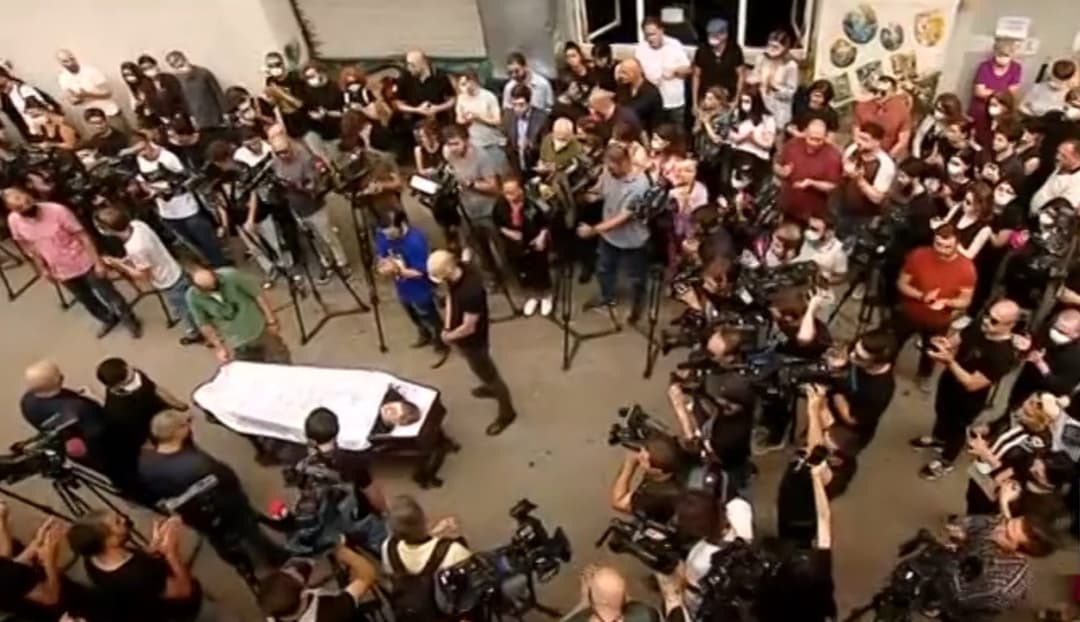 ლექსო ლაშქარავას საფლავამდე მსვლელობით და ტაშით მიაცილებენ