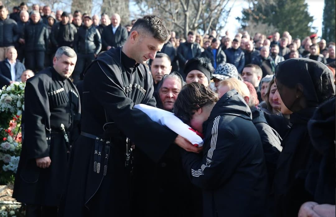 სამსახურებრივი მოვალეობის შესრულების დროს დაღუპული პოლიციელი ოთარ ღვინაშვილი სამხედრო პატივით დაკრძალეს