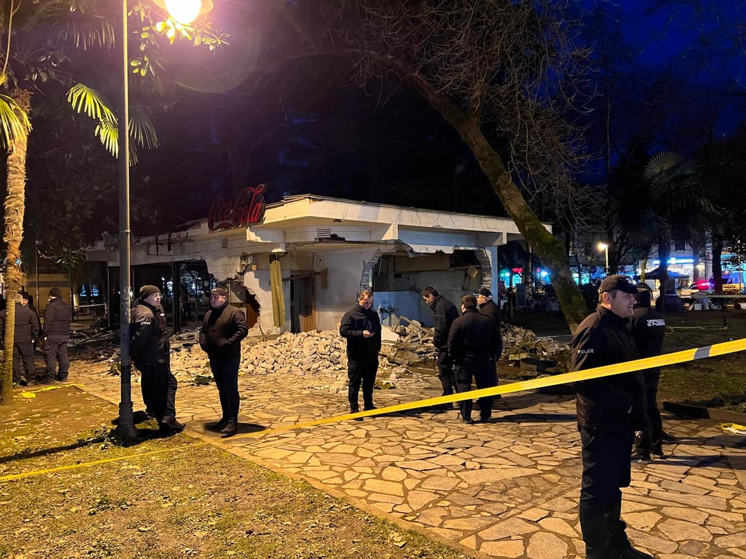 ქუთაისში კაფე-ბარ “სავანეს” დემონტაჟი შეჩერდა, თუმცა შენობა თითქმის უკვე დანგრეულია