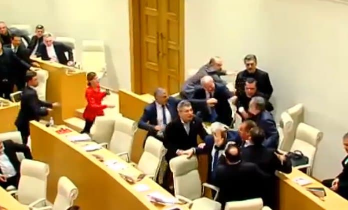 პარლამენტში ფიზიკური დაპირისპირება მოხდა