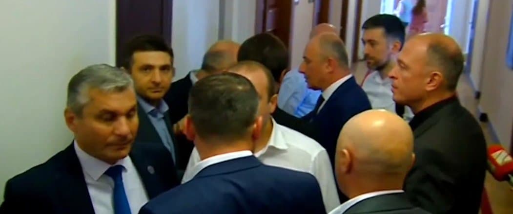 სანდრო რაქვიაშვილი – კომიტეტის თავმჯდომარემ იკადრა და ფიზიკურ ძალადობაზე გადავიდა