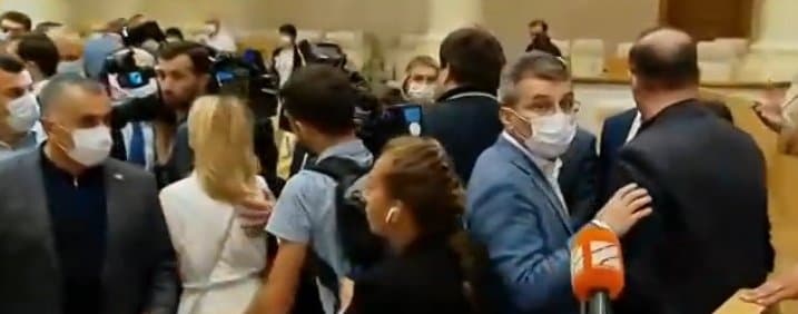 პარლამენტის სხდომათა დარბაზში ფიზიკური დაპირისპირება მოხდა