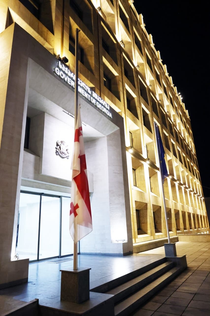 სოხუმის დაცემის დღესთან დაკავშირებით მთავრობის ადმინისტრაციის შენობაზე სახელმწიფო დროშა დაეშვა