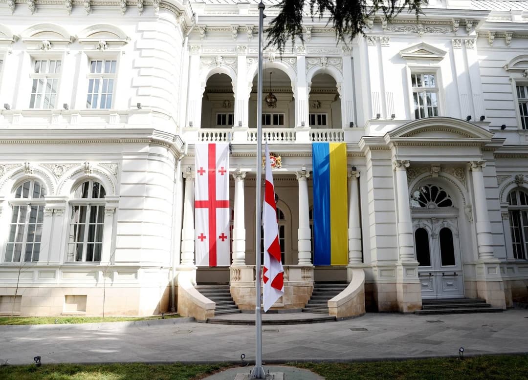 საბჭოთა ოკუპაციის დღესთან დაკავშირებით პრეზიდენტის სასახლეზე სახელმწიფო დროშა დაშვებულია