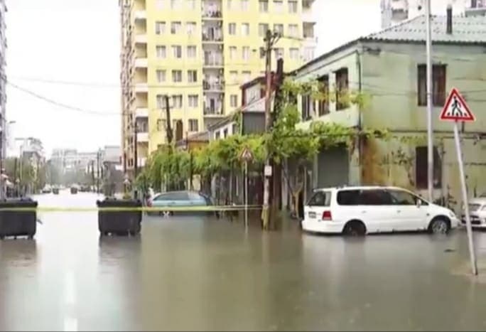 ბათუმში ძლიერი წვიმის შედეგად ქუჩები დაიტბორა