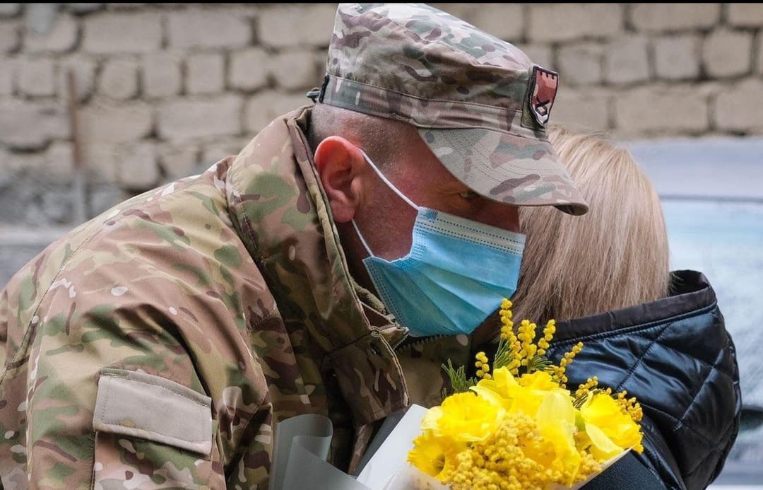 დაღუპული ჯარისკაცების დედებს 3 მარტი შვილის თანამებრძოლებმა მიულოცეს