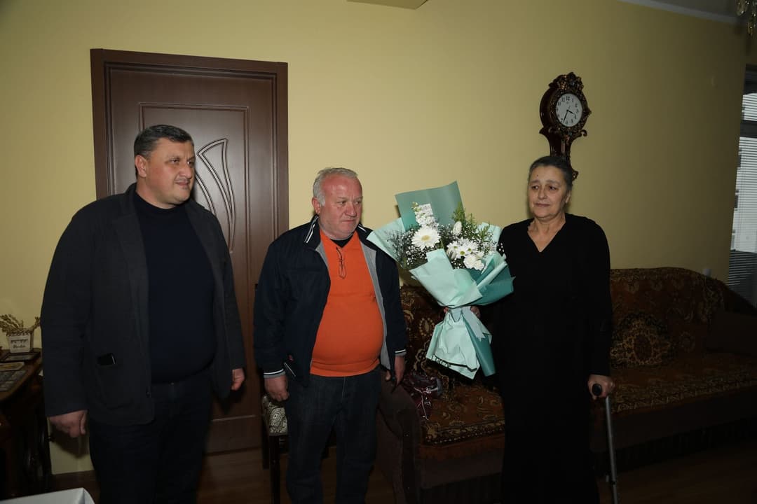 წყალტუბოში ადგილობრივი თვითმმართველობის პირველმა პირებმა დედის დღე გმირების დედებს მიულოცეს