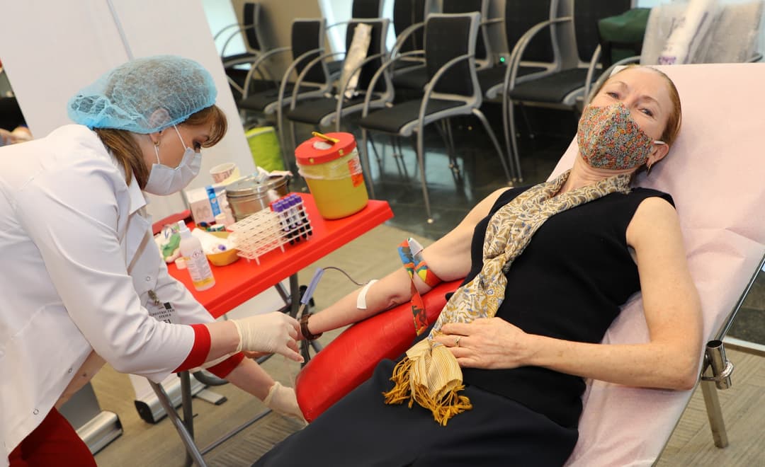 კელი დეგნანმა და საელჩოს თანამშრომლებმა უკრაინელების სიცოცხლის გადასარჩენად სისხლი ჩააბარეს