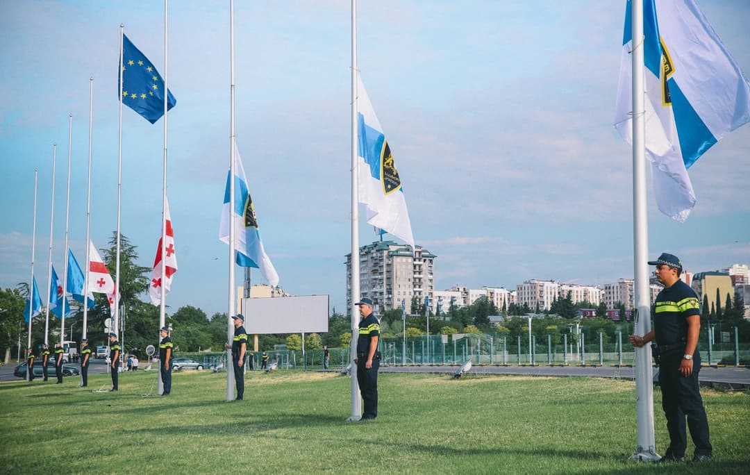 შსს-ს ყველა ადმინისტრაციულ შენობაზე სახელმწიფო დროშები დაშვებულია