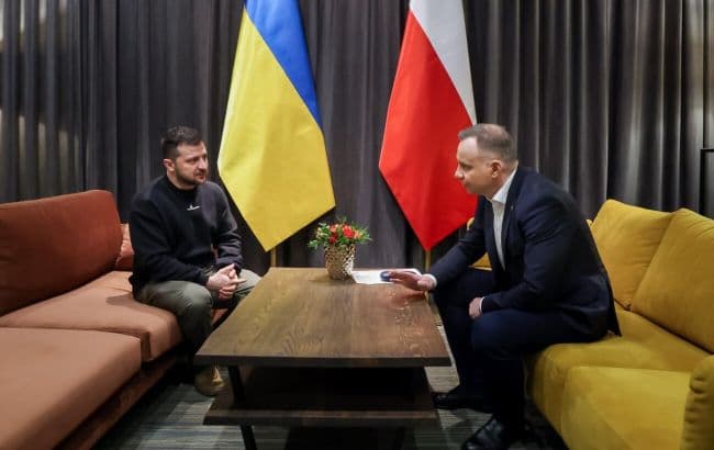Zelenskyy arrives in Poland