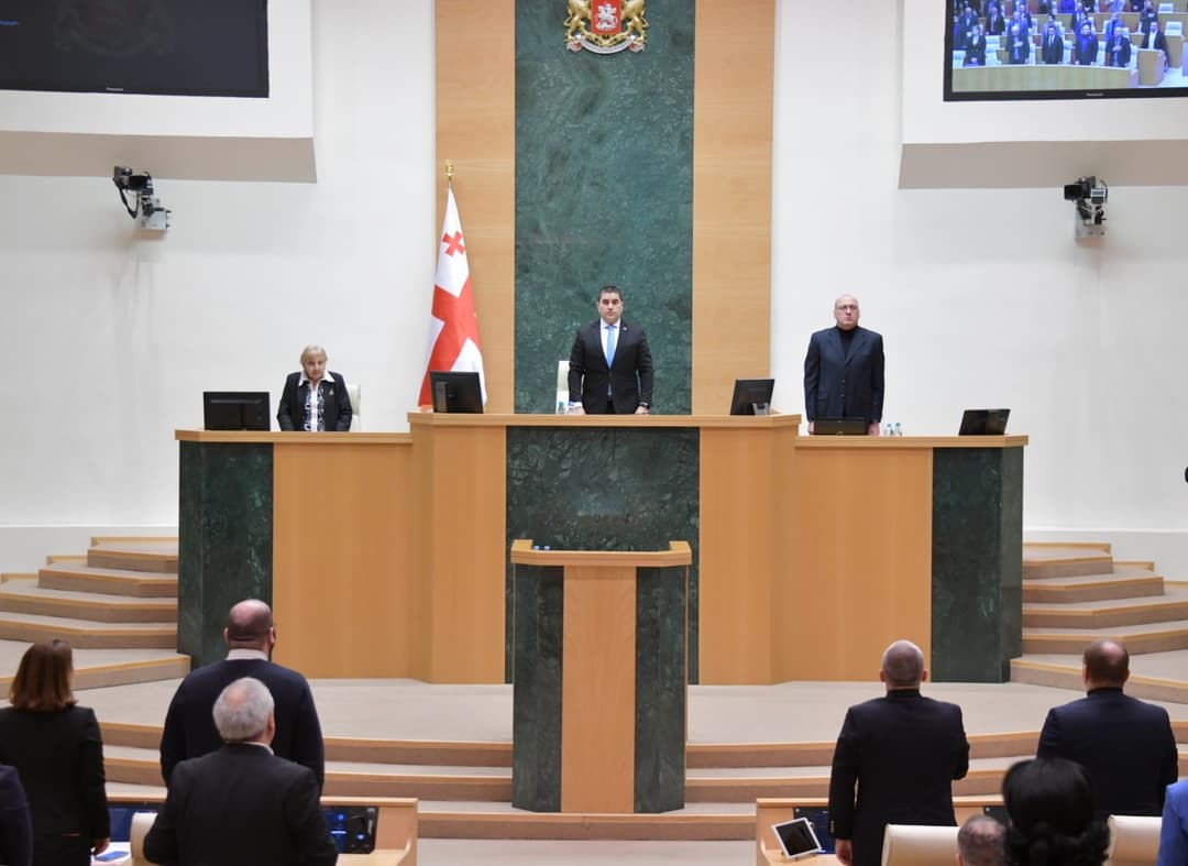 დეპუტატებმა პარლამენტის წევრის ვახტანგ კიკაბიძის ხსოვნას წუთიერი დუმილით პატივი მიაგეს