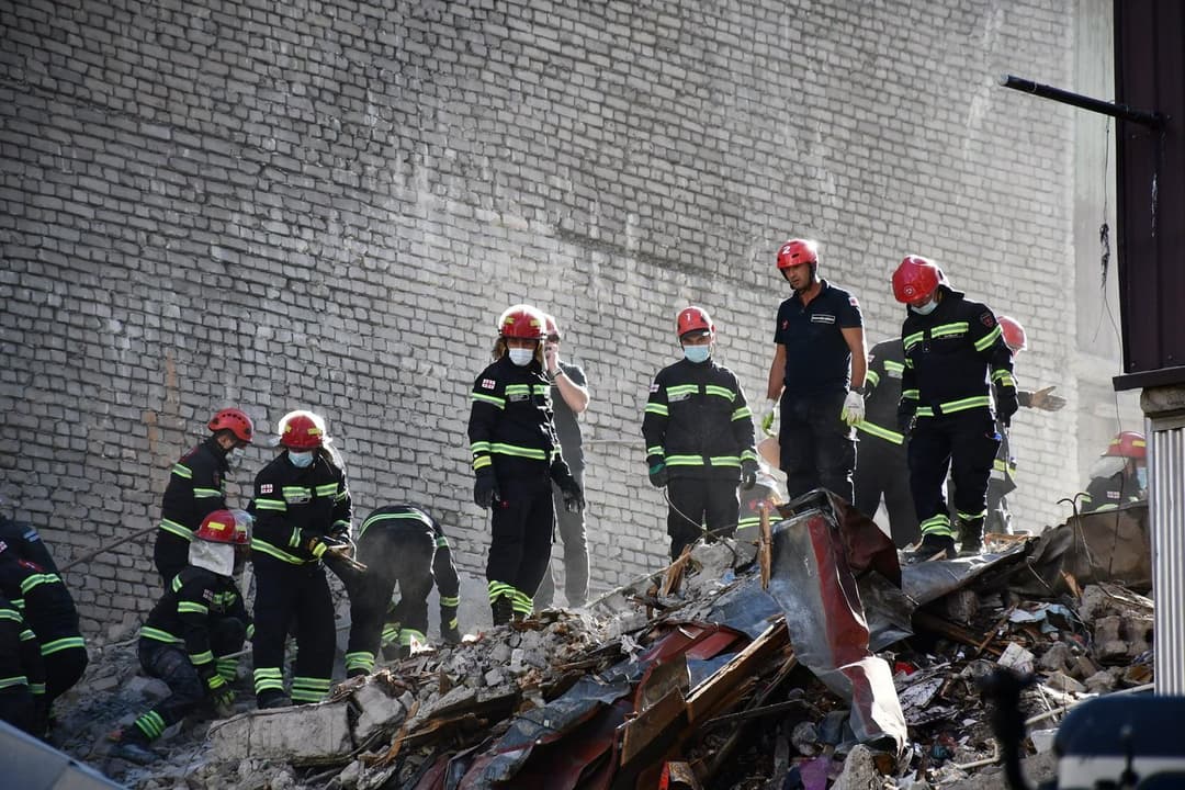 ექიმის ინფორმაციით, ნანგრევებიდან ამოყვანილი მამაკაცი კონტაქტურია და მართვით სუნთქვაზე აღარ არის