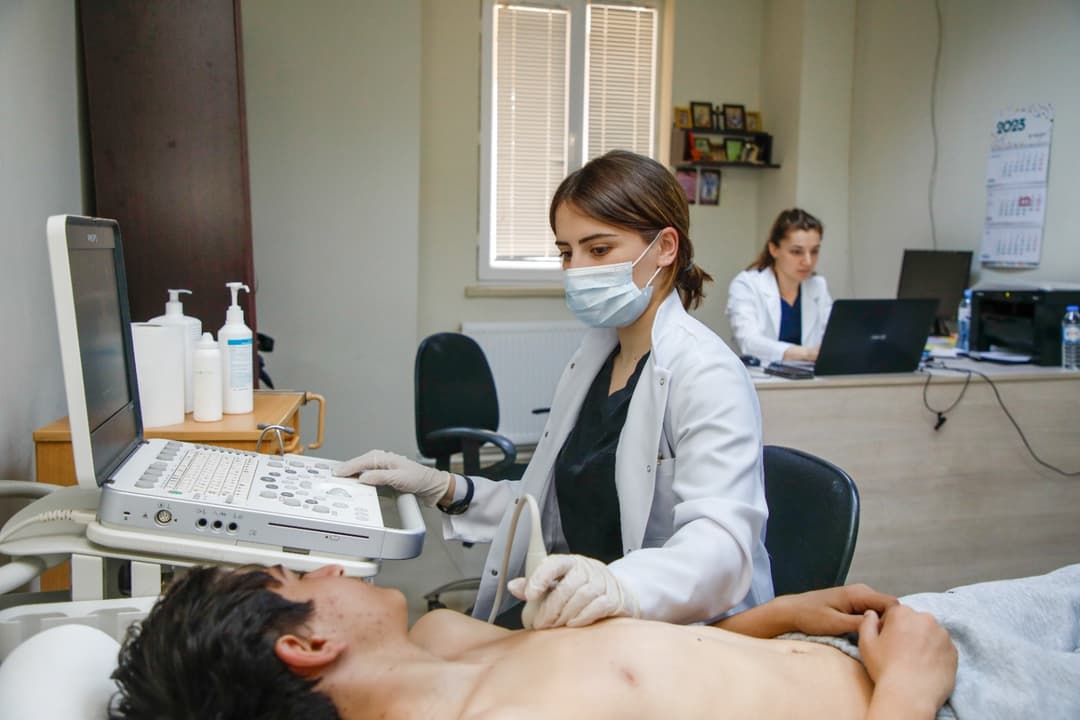 ჯო ენის საუნივერსიტეტო ჰოსპიტლის ექიმთა გუნდი რეგიონებში ბავშვებისთვის უფასო სკრინინგს აგრძელებს