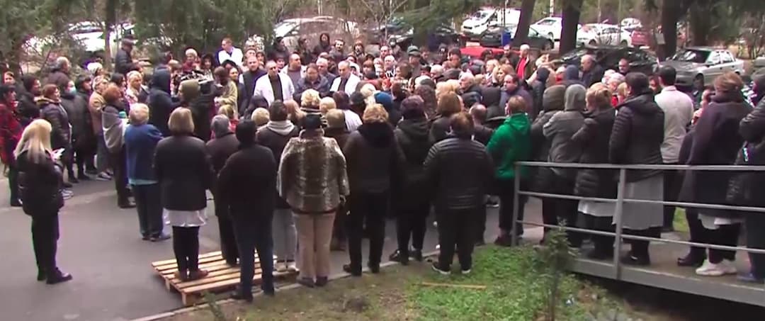 ექიმები რესპუბლიკური საავადმყოფოს დანგრევის გადაწყვეტილების შეჩერებას მოითხოვენ