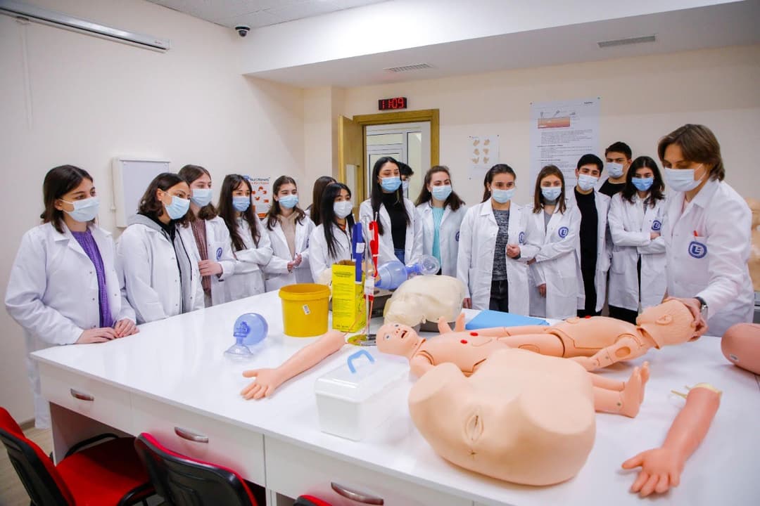 “ევროპის უნივერსიტეტში” აბიტურიენტებისთვის მედიცინის პრაქტიკული ვორქშოფები მიმდინარეობს