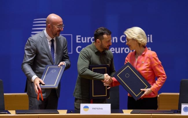 Ukraine receives 1.9 bln euros from bloc, signs security agreement