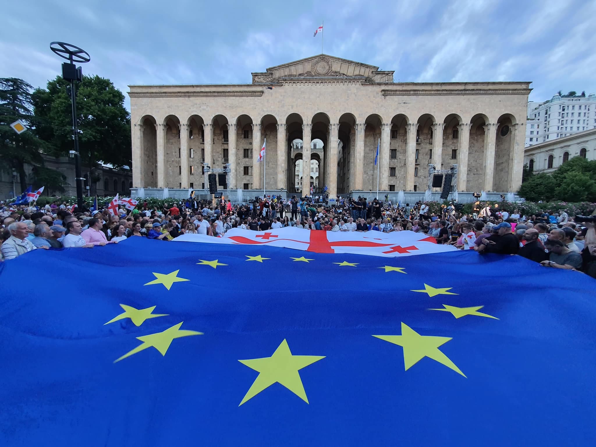 Frontnews image description