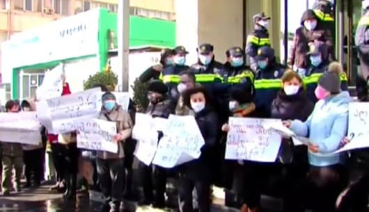 ჯანდაცვის სამინისტროსთან სოციალური მომსახურების სააგენტოს გაფიცული თანაშრომლები აქციას მართავენ