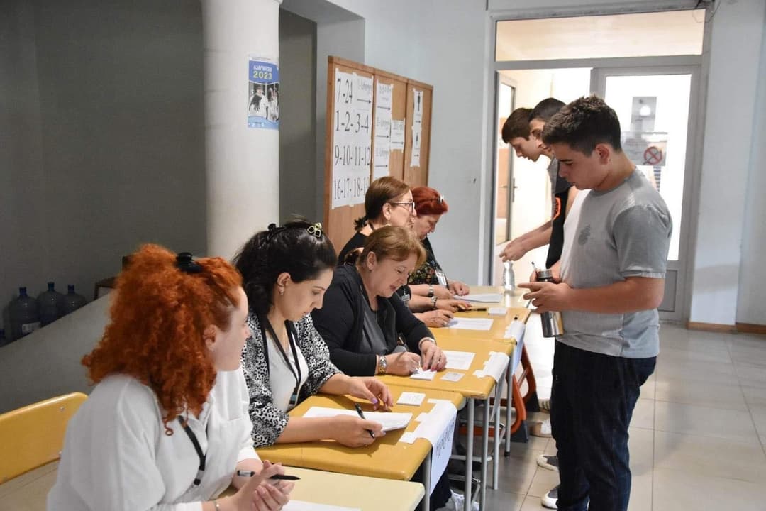 ლიცეუმში ჩარიცხვის მსურველი მოსწავლეები მისაღებ გამოცდებს აბარებენ