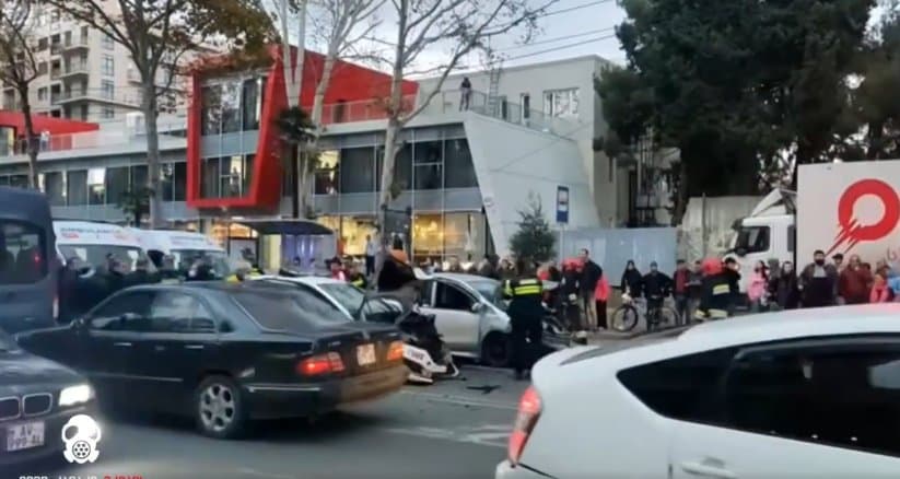 მსუბუქი ავტომობილის და საპატრულო პოლიციის ეკიპაჟის შეჯახების შედეგად დაშავებულების მდგომარეობა მძიმეა