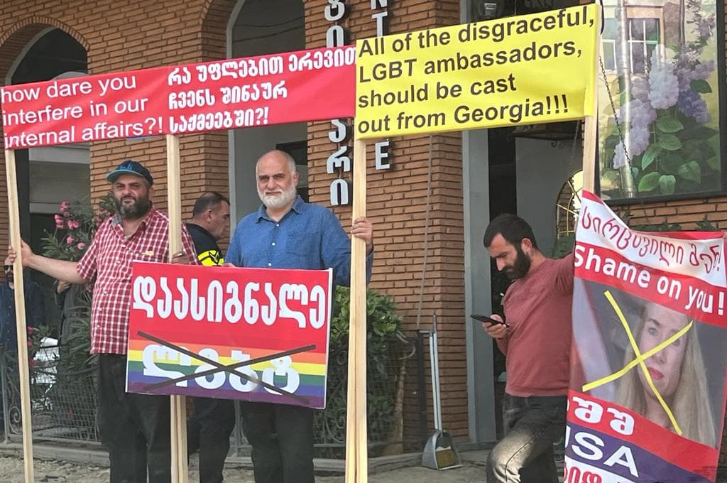 ქეთევან წამებულის გამზირზე გურამ ფალავანდიშვილი და მისი თანამოაზრეები არიან შეკრებილი