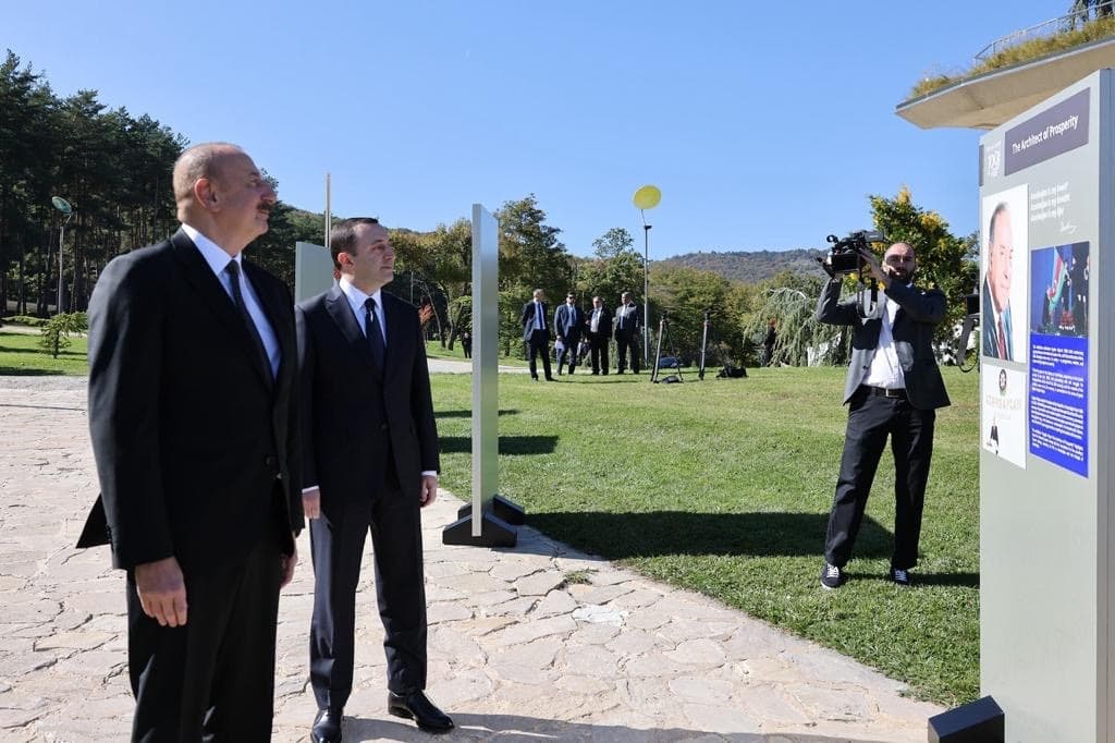 ირაკლი ღარიბაშვილმა და ილჰამ ალიევმა ჰეიდარ ალიევის 100 წლის იუბილესადმი მიძღვნილი ფოტოგამოფენა დაათვალიერეს