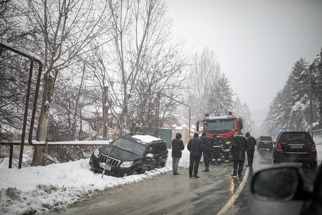 უხვმა ნალექმა და დაბალმა ტემპერატურამ დედაქალაქს პრობლემები შეუქმნა