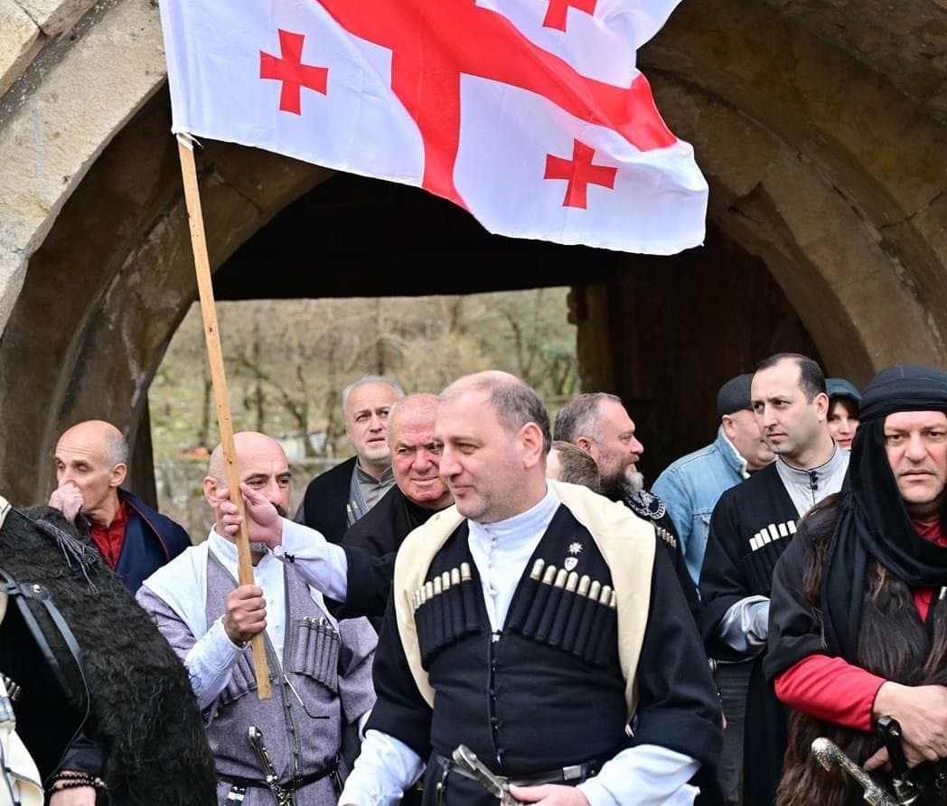 წყალტუბოელმა ახალგაზრდებმა გელათის მონასტერში დავით აღმაშენებლის სახელს პატივი მიაგეს