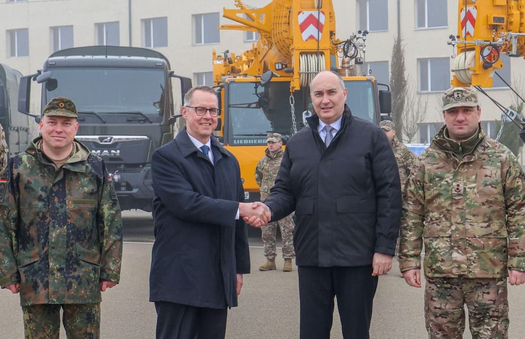 თავდაცვის მინისტრმა და გერმანიის ელჩმა გერმანული გრანტით შეძენილი ახალი სპეციალური ტექნიკა დაათვალიერეს