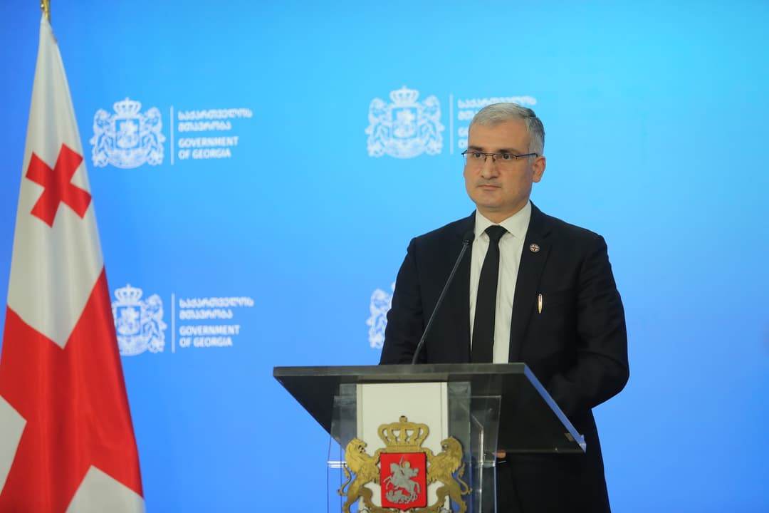 დახურულ სივრცეში ერთ მაგიდასთან 10 პირის განთავსება იქნება დაშვებული, ღია სივრცეში -15-ის