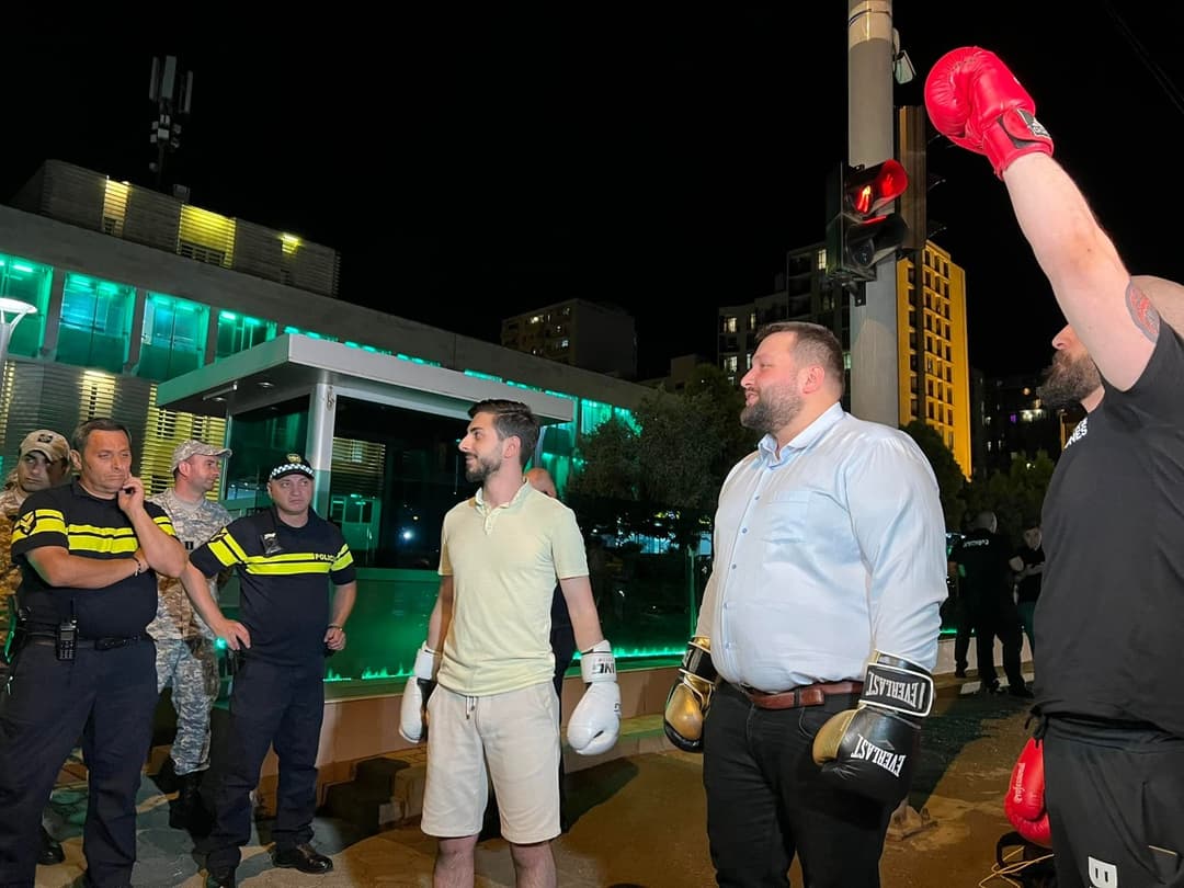 “გირჩი – მეტი თავისუფლების” წევრები სუს-თან კრივის ხელთათმანებით მივიდნენ