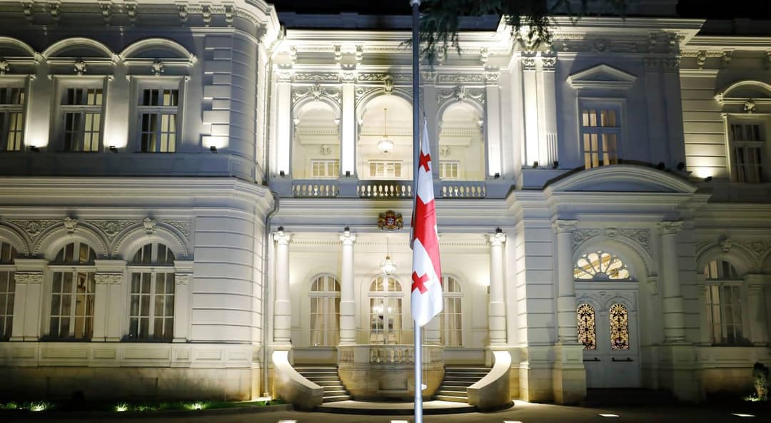 გლოვის დღესთან დაკავშირებით პრეზიდენტის სასახლეზე სახელმწიფო დროშა დაეშვა