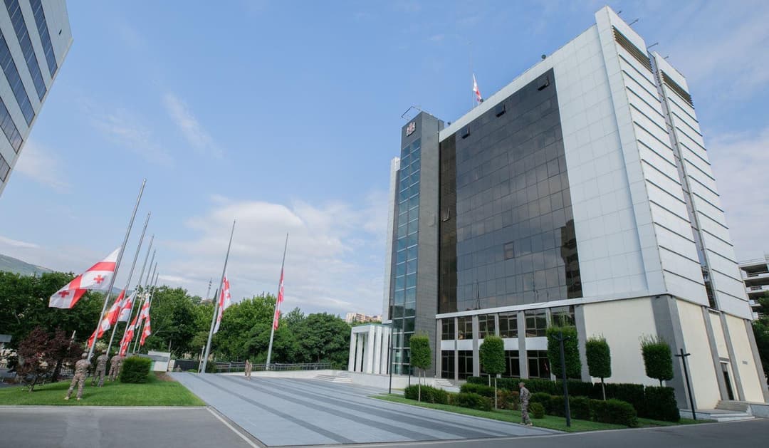 თავდაცვის სამინისტროს ადმინისტრაციულ შენობებსა და სამხედრო ბაზებზე სახელმწიფო დროშები დაეშვა