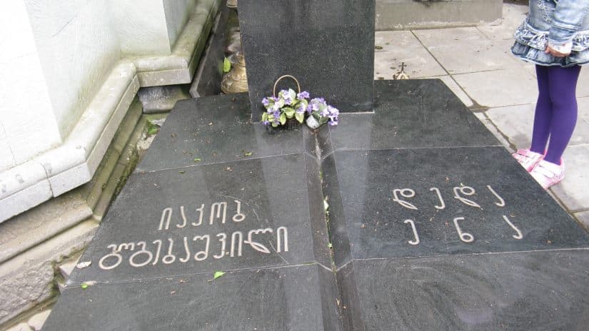 თბილისის მერია – მიმდინარე სამუშაოებს არ გამოუწვევია საფლავის დაზიანება, საფლავის ქვა ჩავარდა სიძველის გამო