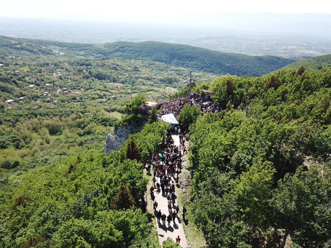 სოფელ გოგნში წმინდა გიორგის უძველეს სალოცავს ათასობით მომლოცველი სტუმრობდა