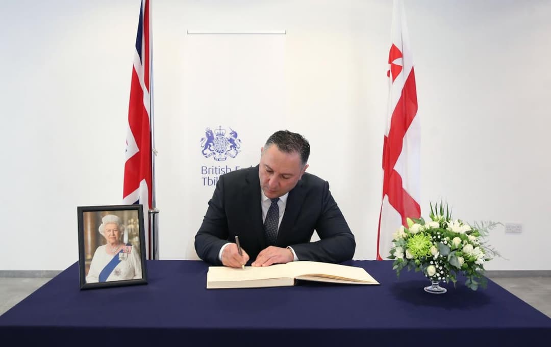 ვახტანგ გომელაურმა გაერთიანებული სამეფოს საელჩოში გახსნილ სამძიმრის წიგნში ჩანაწერი დატოვა