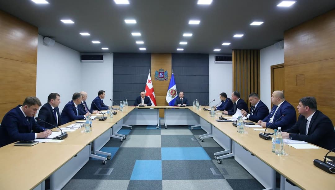 ვახტანგ გომელაურმა თბილისისა და რეგიონების პოლიციის დეპარტამენტების ხელმძღვანელებთან სამუშაო თათბირი გამართა