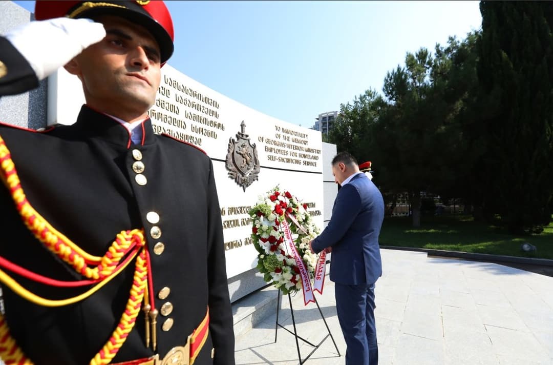 შს მინისტრმა სამსახურებრივი მოვალეობის დროს დაღუპული პოლიციელების მემორიალი გვირგვინით შეამკო