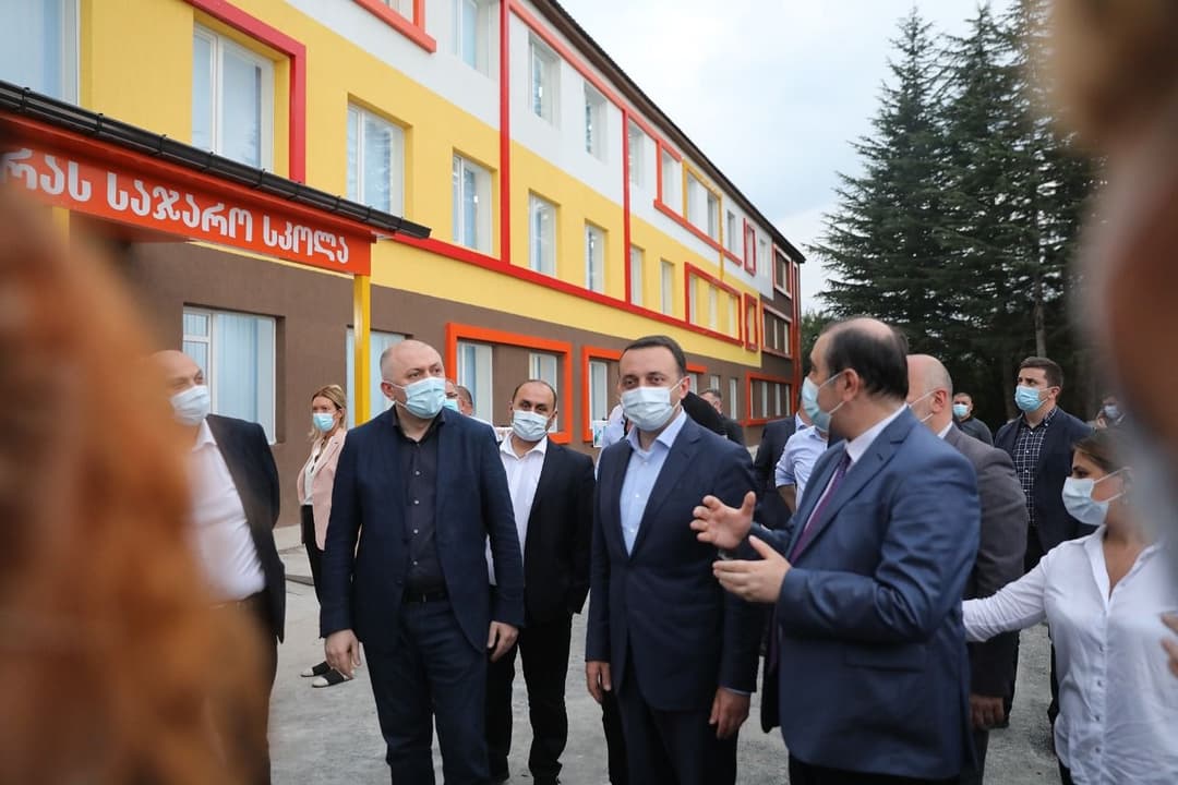 ირაკლი ღარიბაშვილმა სოფელ შუა გორაში ახლად რეაბილიტირებული სკოლა დაათვალიერა