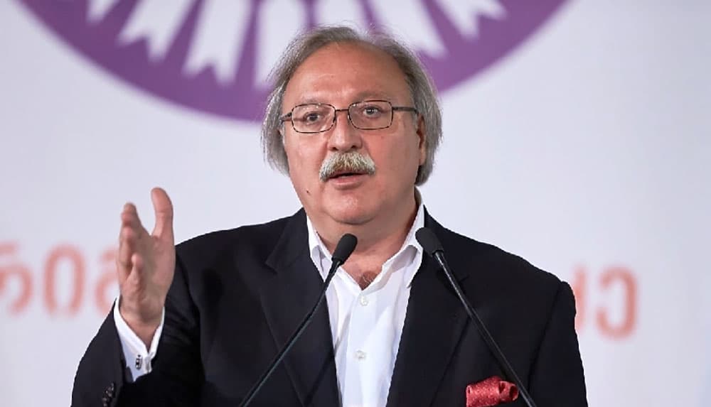 გრიგოლ ვაშაძე ხელისუფლებაზე – პუტინს რით უფრო ავნებ? სტუდიაში განცხადებით, თუ როდესაც მის საწინააღმდეგოდ სამ საერთაშორისო ორგანიზაციაში დგამ ისეთ ნაბიჯს, რომელიც ნამგალივით ერთ ადგილას ესობა პუტინს