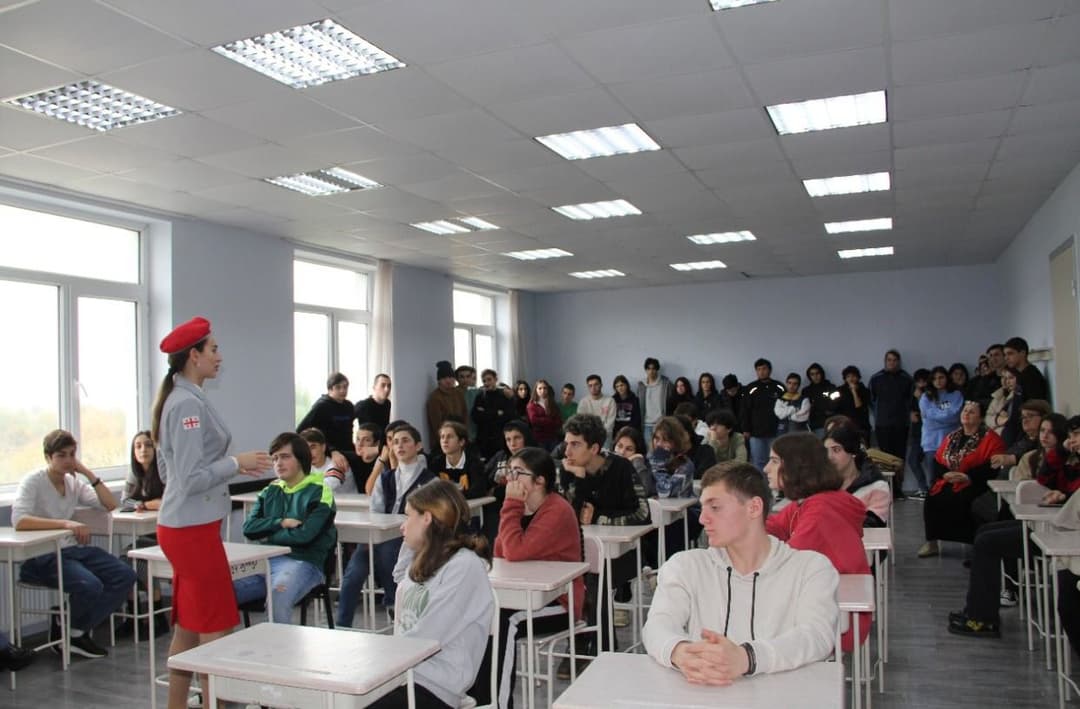 შსს-ს წარმომადგენლებმა კამპანიის ”ემეგობრე პოლიციას” ფარგლებში გურიის და აჭარის სკოლებში შეხვედრები გამართეს