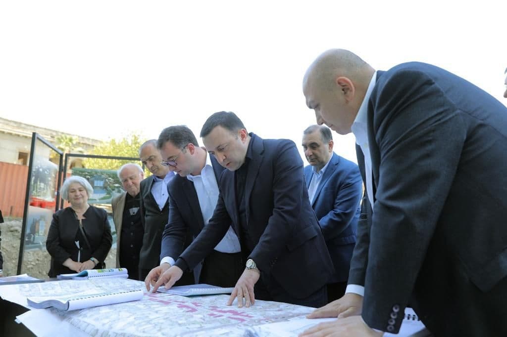 ირაკლი ღარიბაშვილი ველისციხეში ურბანული განახლების ფარგლებში მიმდინარე სამუშაოებს გაეცნო