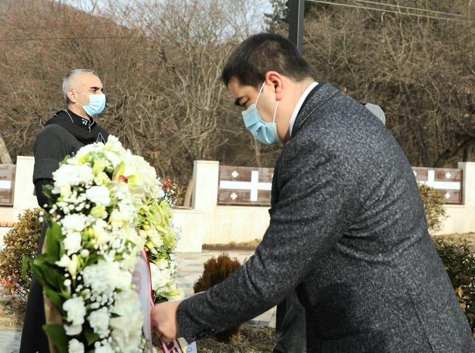 პარლამენტის თავმჯდომარემ და დეპუტატებმა კოჯორ-ტაბახმელას ბრძოლებში დაღუპულ იუნკერთა მემორიალი გვირგვინით შეამკეს
