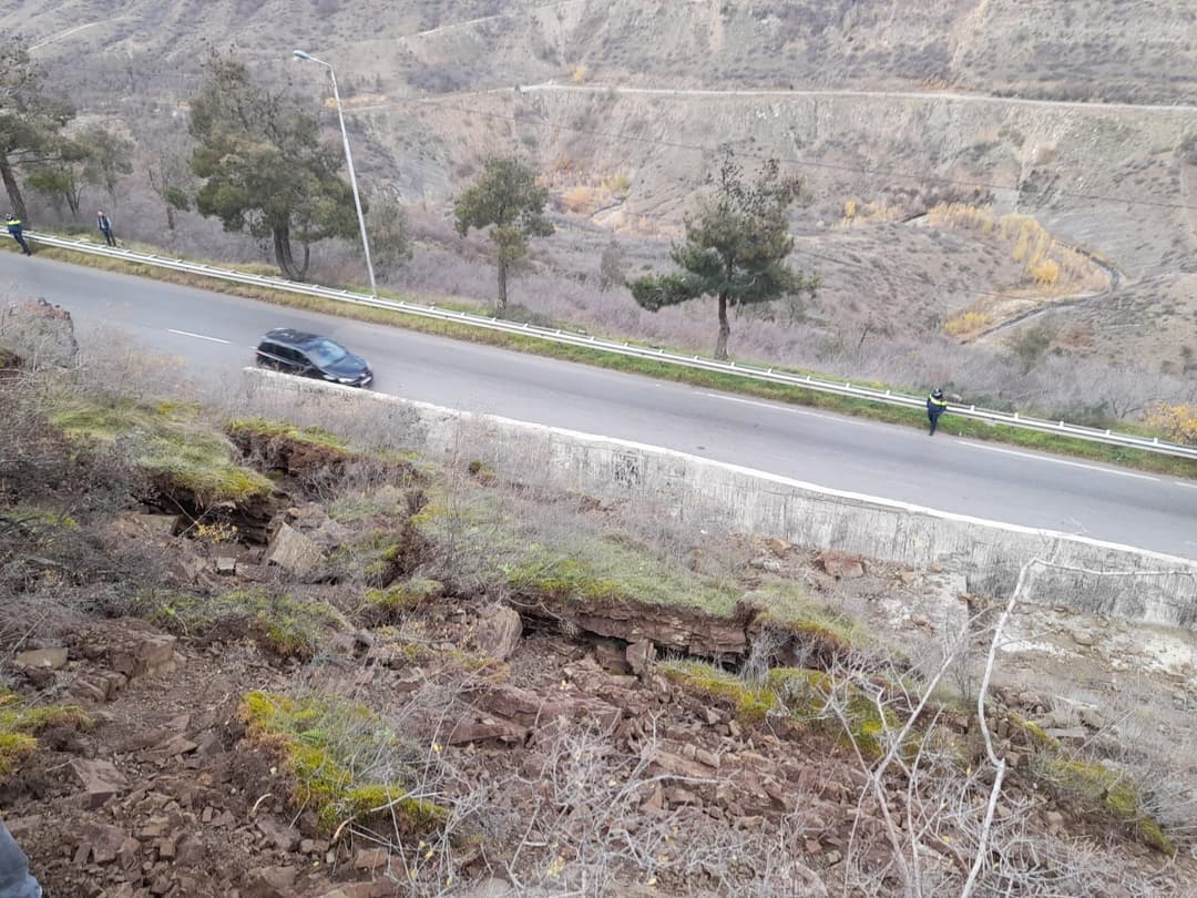 ბაგები-წყნეთის დამაკავშირებელ გზაზე მთის ფერდის ნაწილი ჩამოიშალა