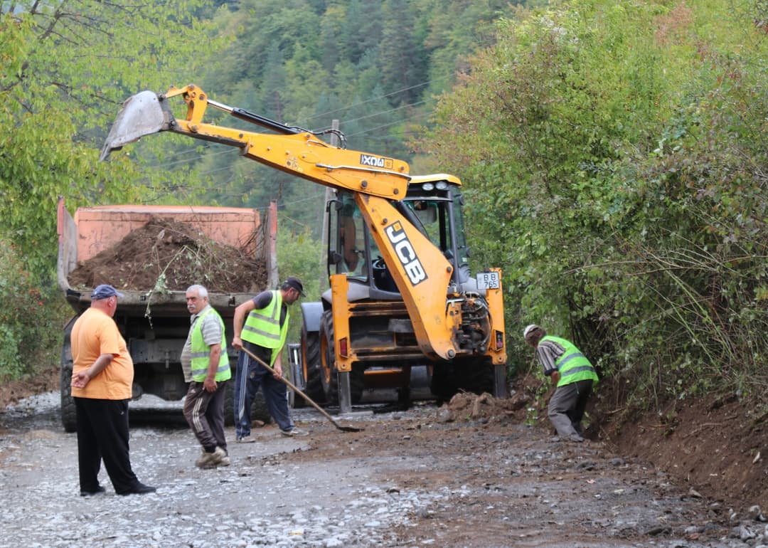 ონის მუნიციპალიტეტის სოფელ კომანდელში გზის სარეაბილიტაციო სამუშაოები დაიწყო
